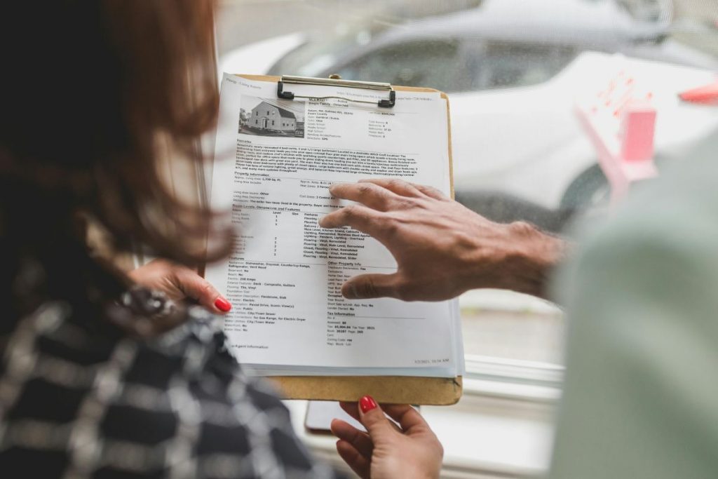 mulher a analisar contrato de crédito habitação com homem